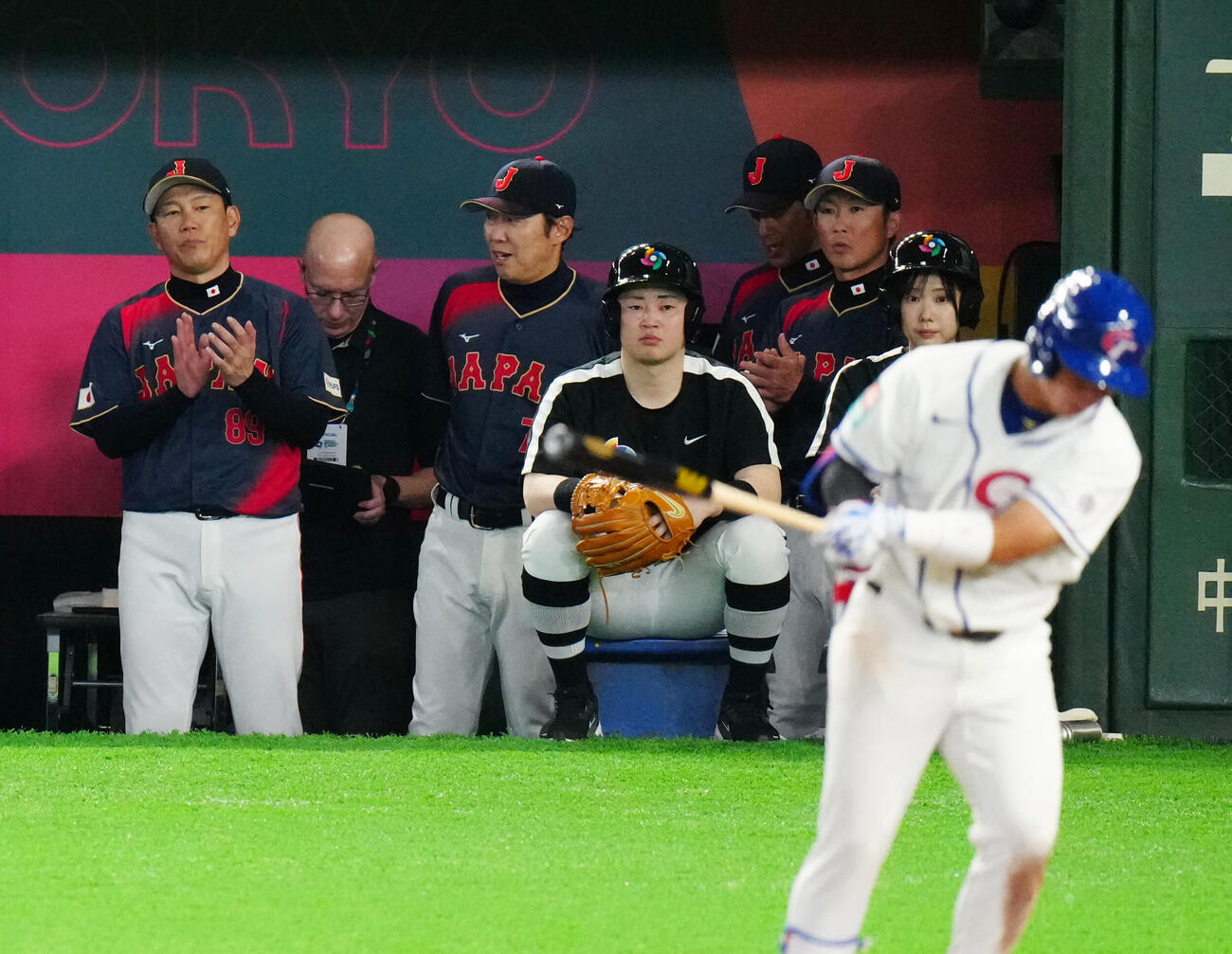 台湾対日本　7回裏、コールド勝ちし、拍手する井端監督（左端）（撮影・江口和貴）
