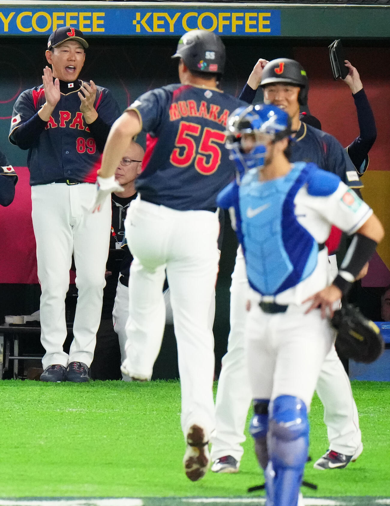 台湾対日本　2回表日本2死満塁、源田の適時打で生還した村上（中央）を迎える井端監督（左）（撮影・江口和貴）