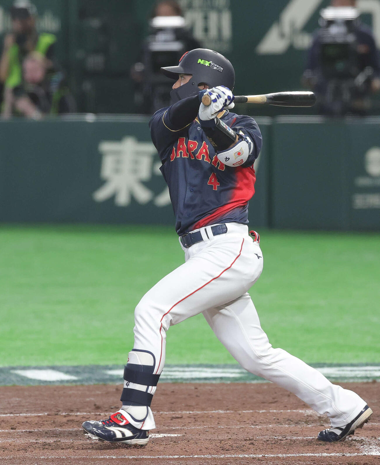 台湾対日本　2回表日本2死一、三塁、適時打を放つ若月（撮影・河田真司）