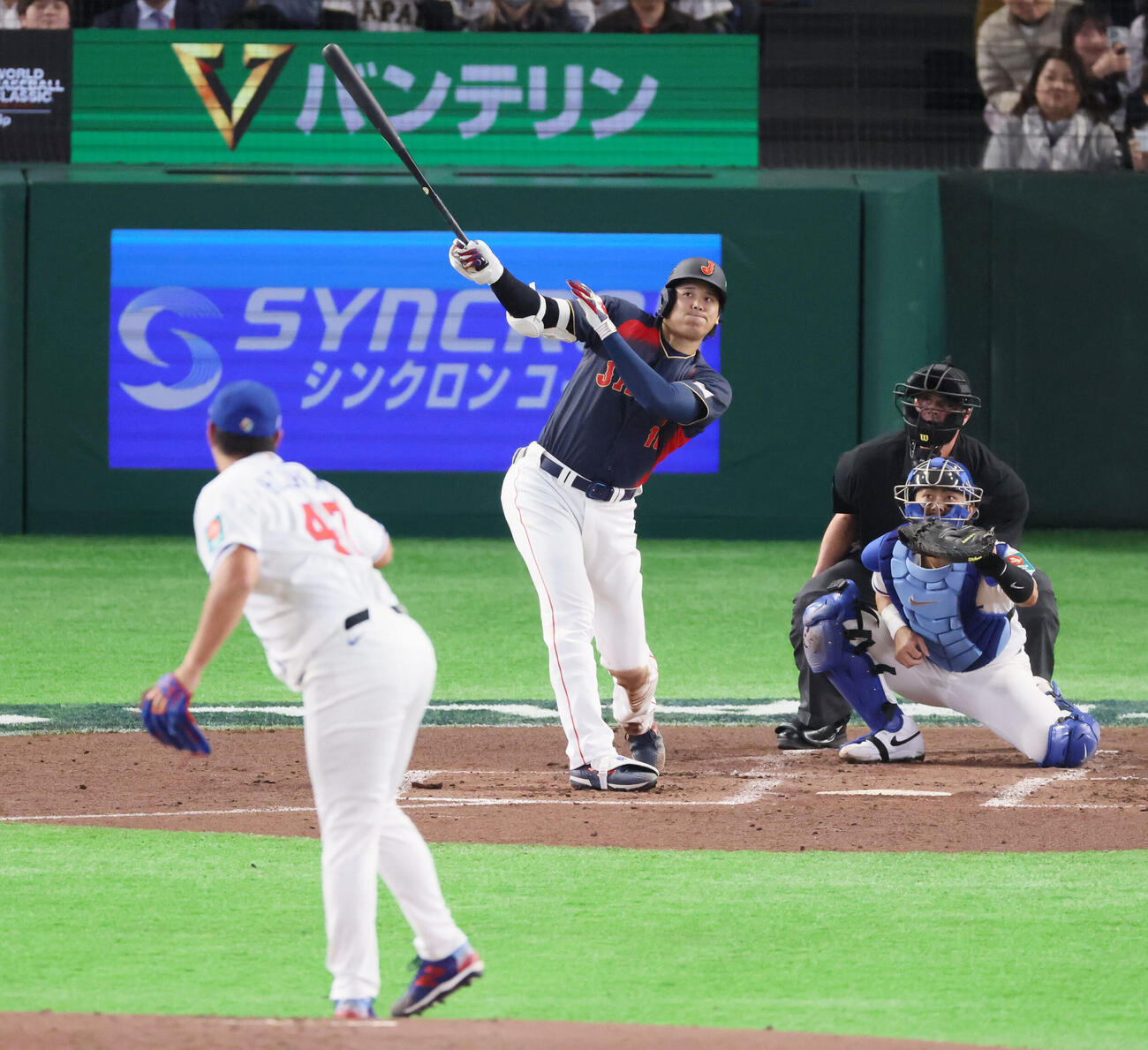 台湾対日本　2回表日本1死満塁、大谷は右越え満塁本塁打を放つ。投手鄭浩均（撮影・加藤哉）