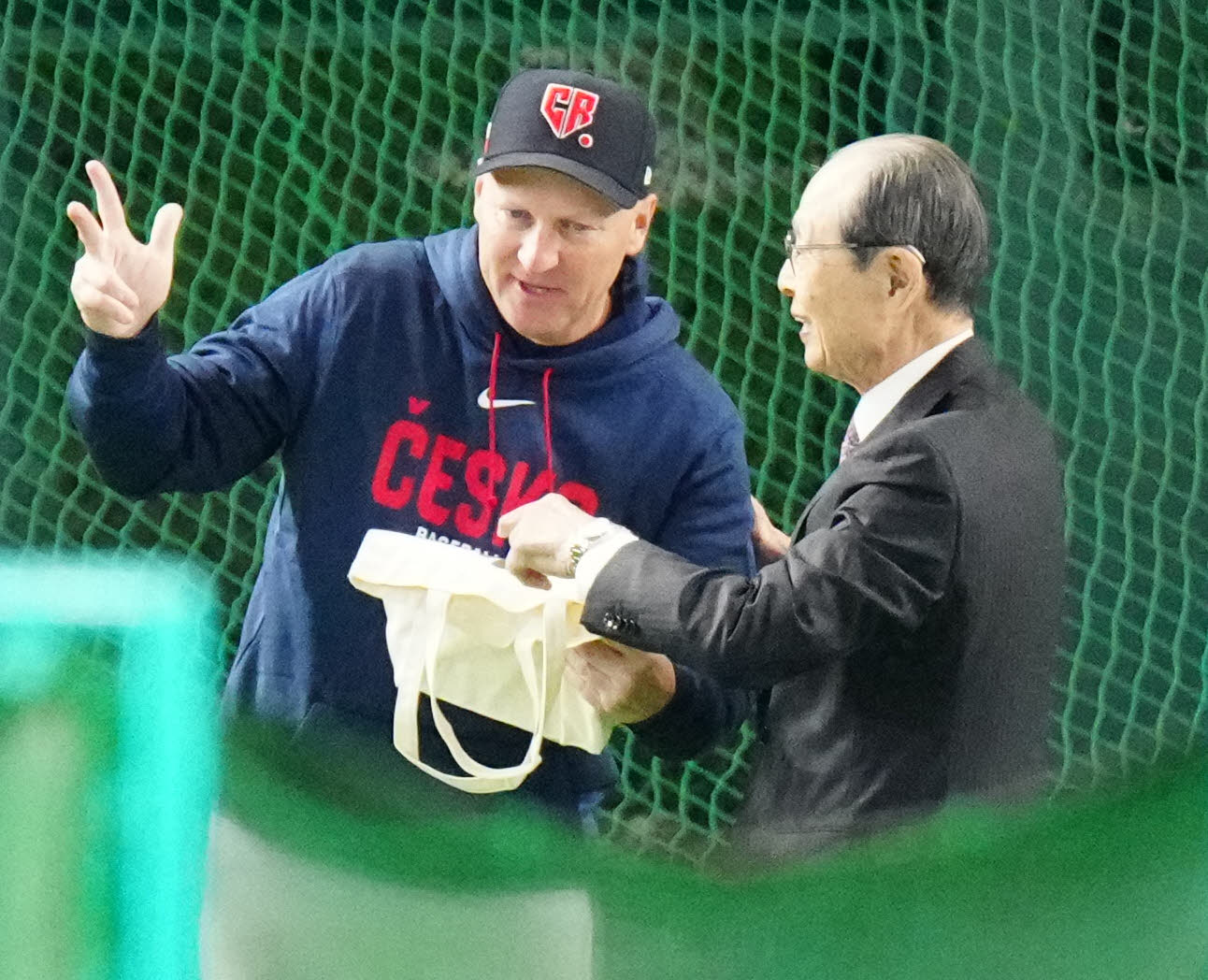 チェコ対台湾　試合前、言葉を交わす王氏（右）とチェコのハジム監督（撮影・江口和貴）
