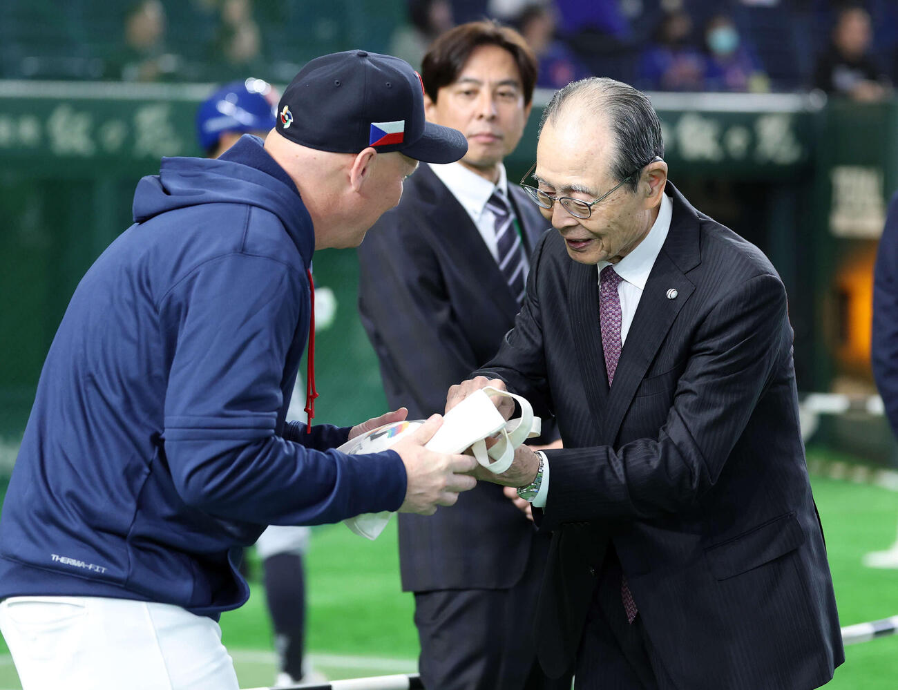 チェコ対台湾　試合前、チェコハジム監督（左）にプレゼントを渡す王氏（撮影・鈴木正人）　