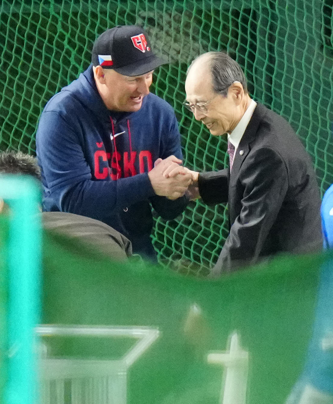チェコ対台湾　試合前、握手を交わす王氏（右）とチェコのハジム監督（撮影・江口和貴）