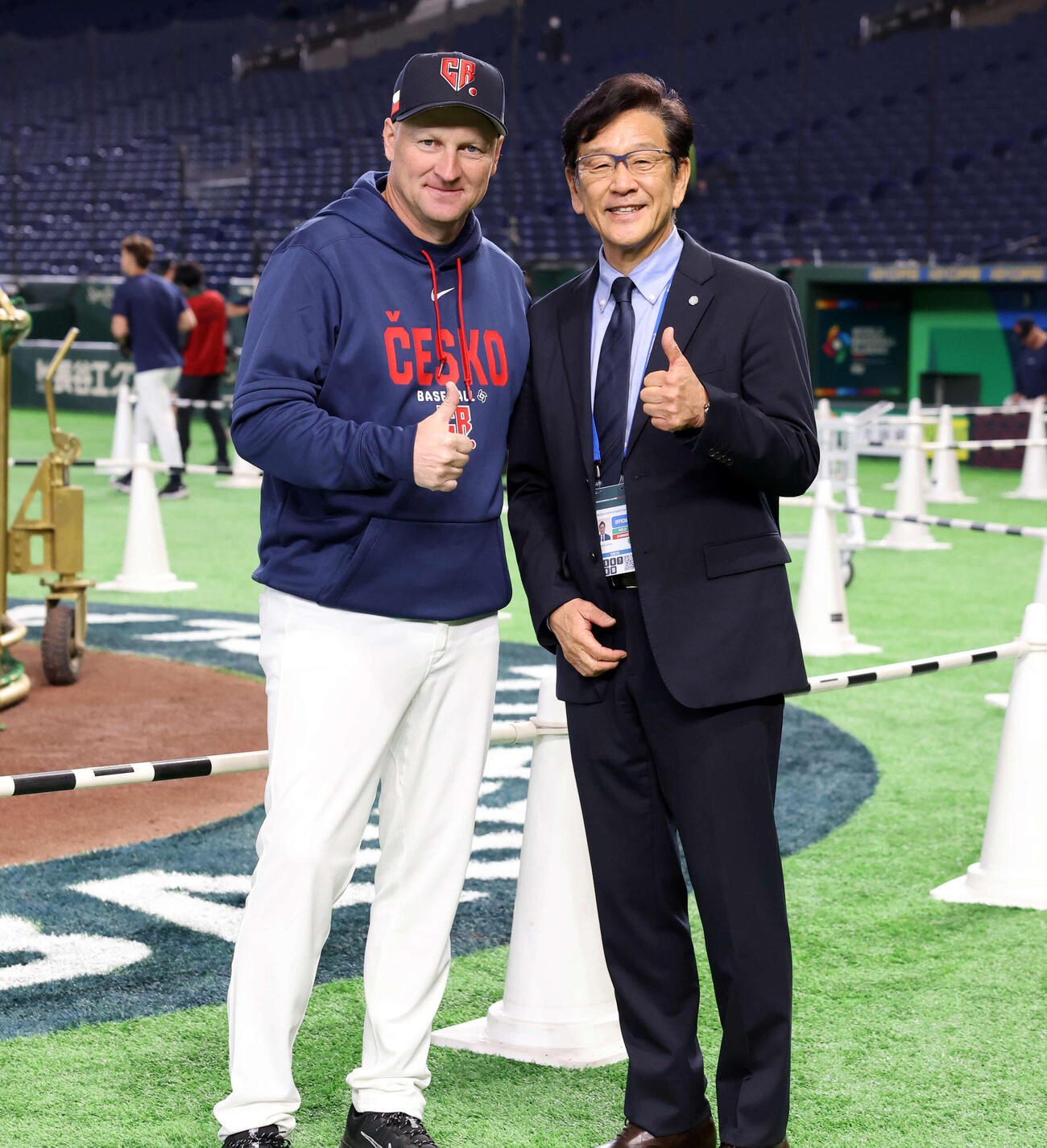 チェコ対台湾　試合前、チェコのハジム監督（左）とサムズアップで記念撮影する同国の野球名誉アンバサダーを務める栗山英樹氏（撮影・浅見桂子）