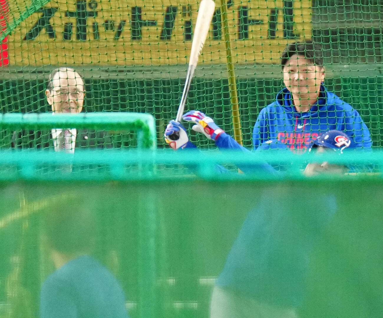 チェコ対台湾　試合前、台湾の打撃練習を見つめる王氏（左）。右は台湾の曽豪駒監督（撮影・江口和貴）