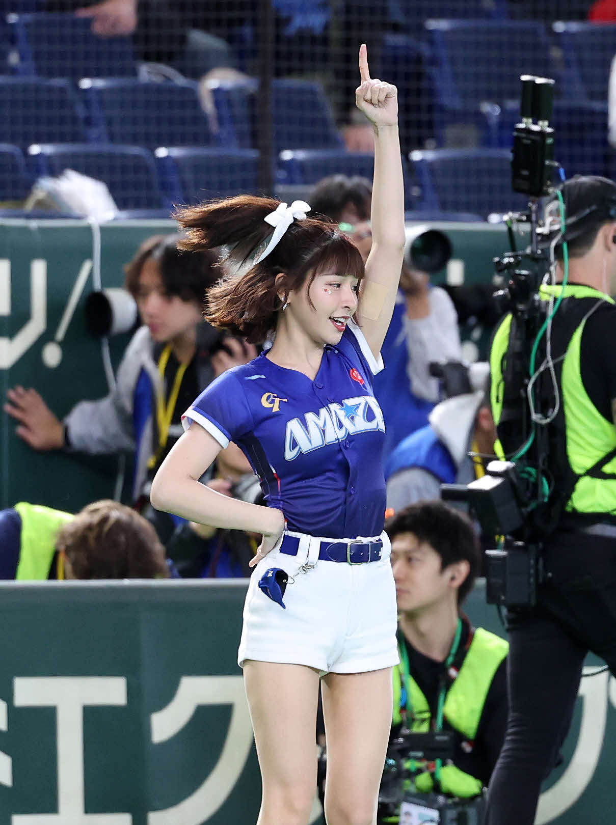 チェコ対台湾　試合前、グランドパフォーマンスを見せる台湾チア「CT AMAZE」のチュンチュン（撮影・鈴木正人）　