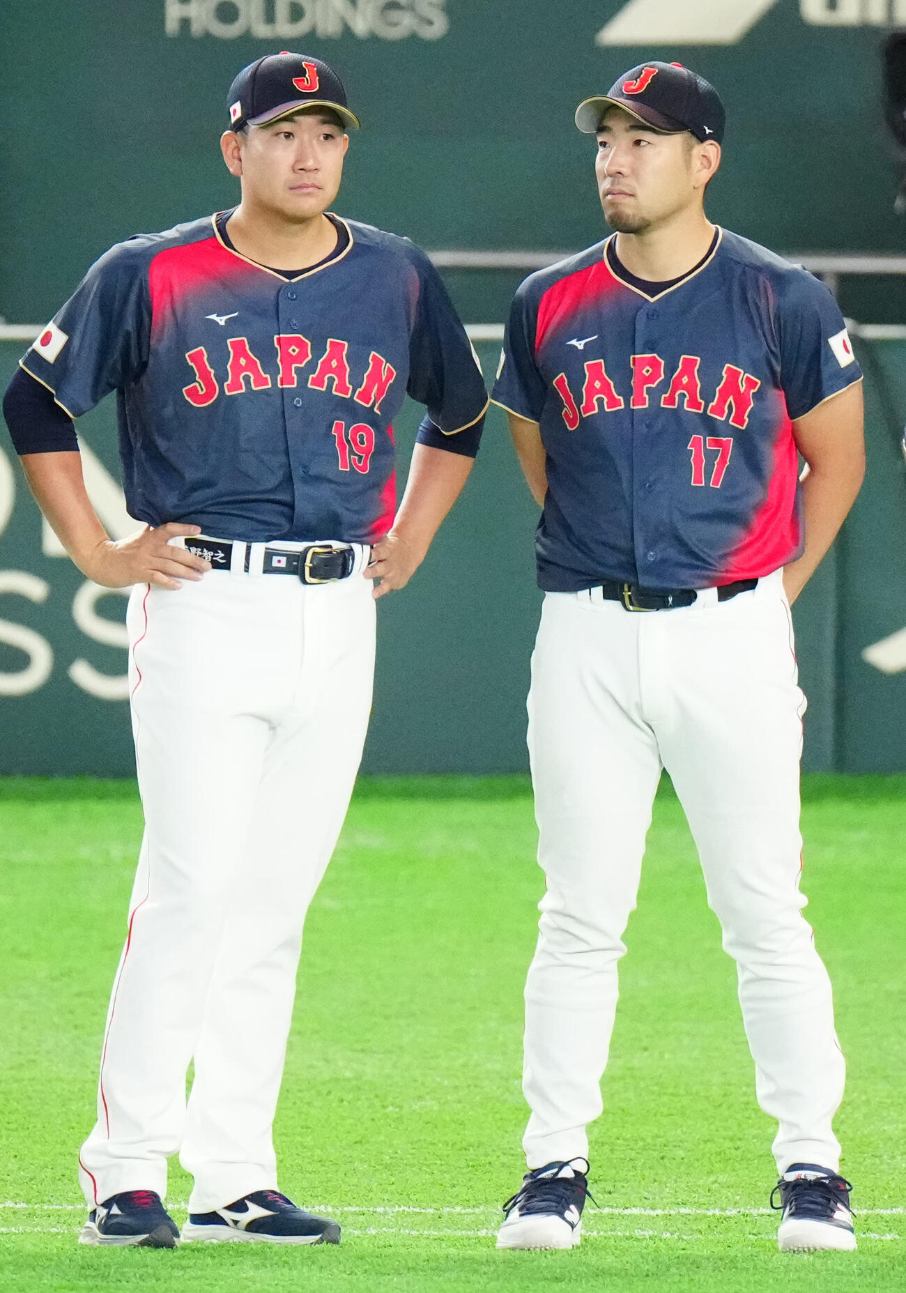 台湾対日本　試合前セレモニーに臨む菊池（右）と菅野（撮影・江口和貴）
