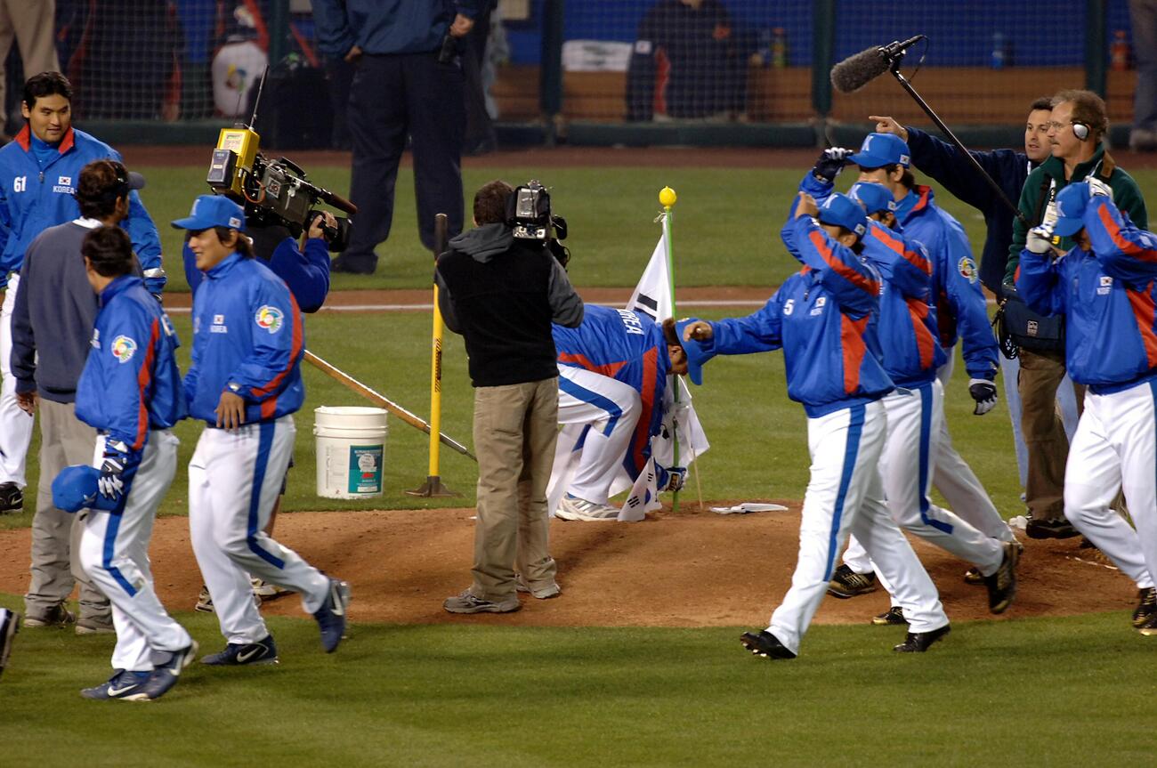 06年3月、WBC2次リーグの日本戦に勝利し、マウンドに国旗をさす韓国ナイン