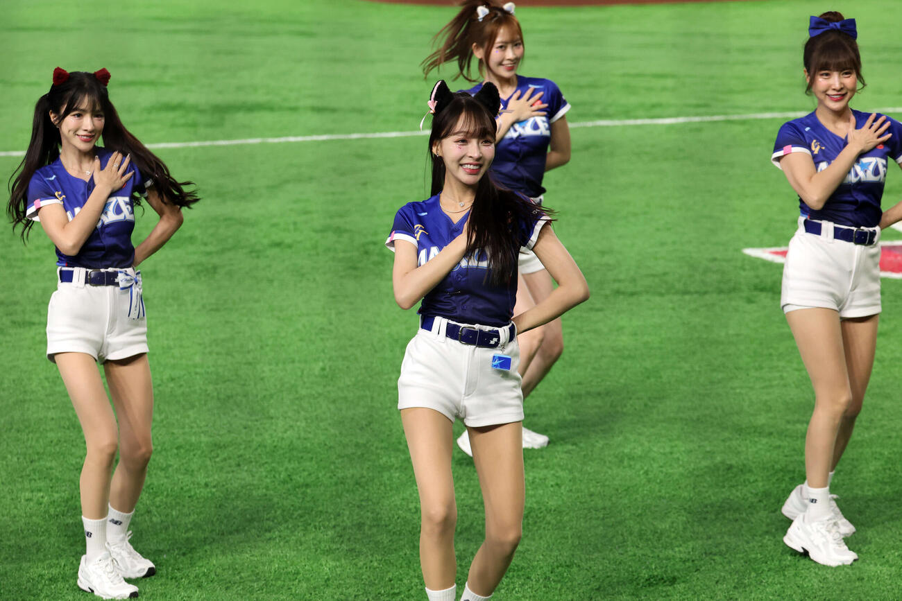 チェコ対台湾　試合前、パフォーマンスを披露する台湾のCT AMEZE（撮影・浅見桂子）