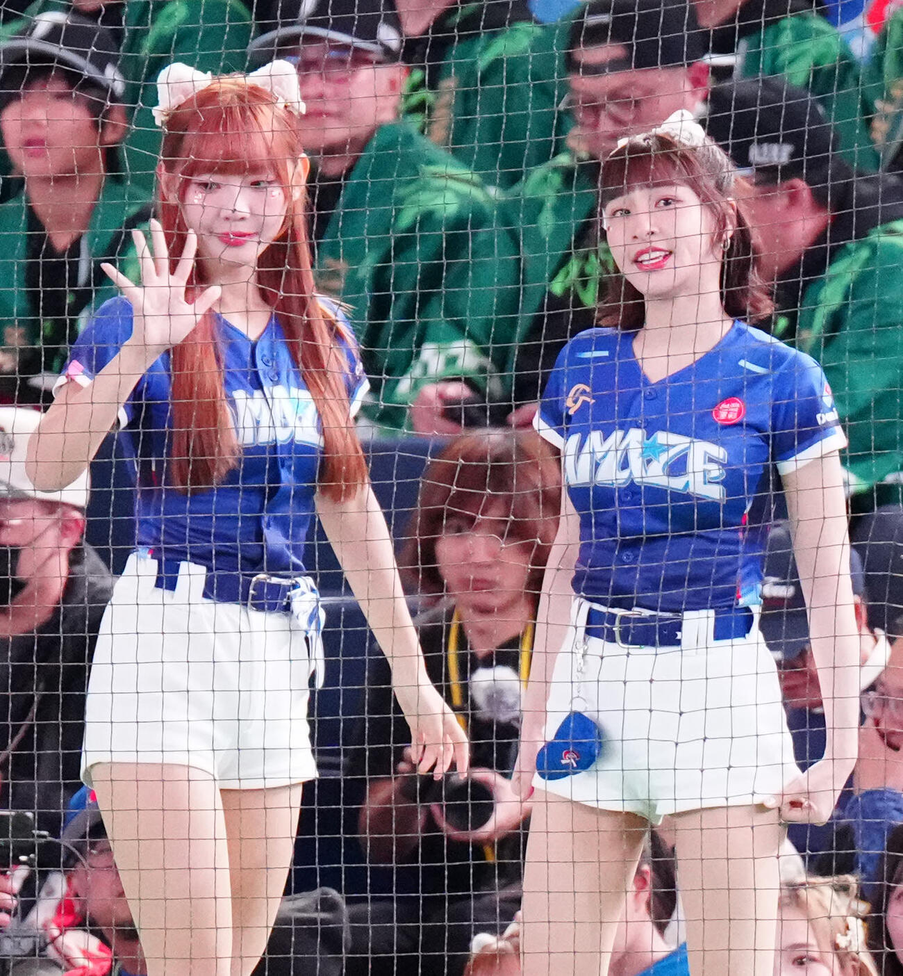 チェコ対台湾　応援する台湾代表の公式チアリーダー「CT AMAZE」のチュンチュン（右）とシャオイン（撮影・江口和貴）
