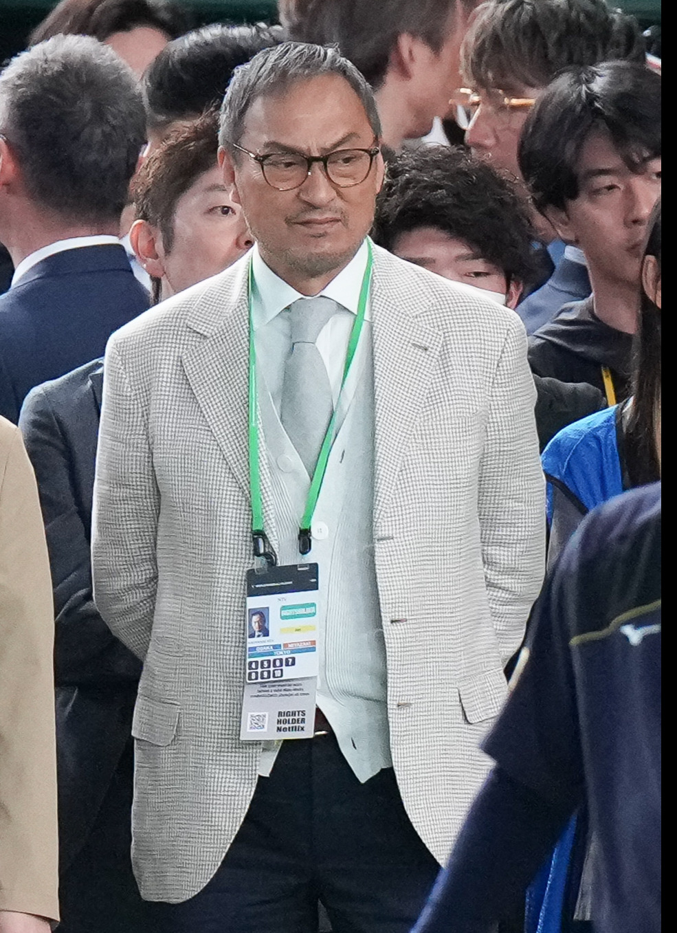 日本対韓国　日本の試合前練習を見守る二宮和也（左）と渡辺謙（撮影・鈴木みどり）