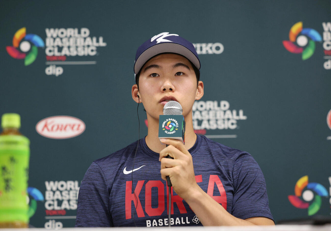 試合前、記者会見する韓国の金慧成（読売新聞社提供）