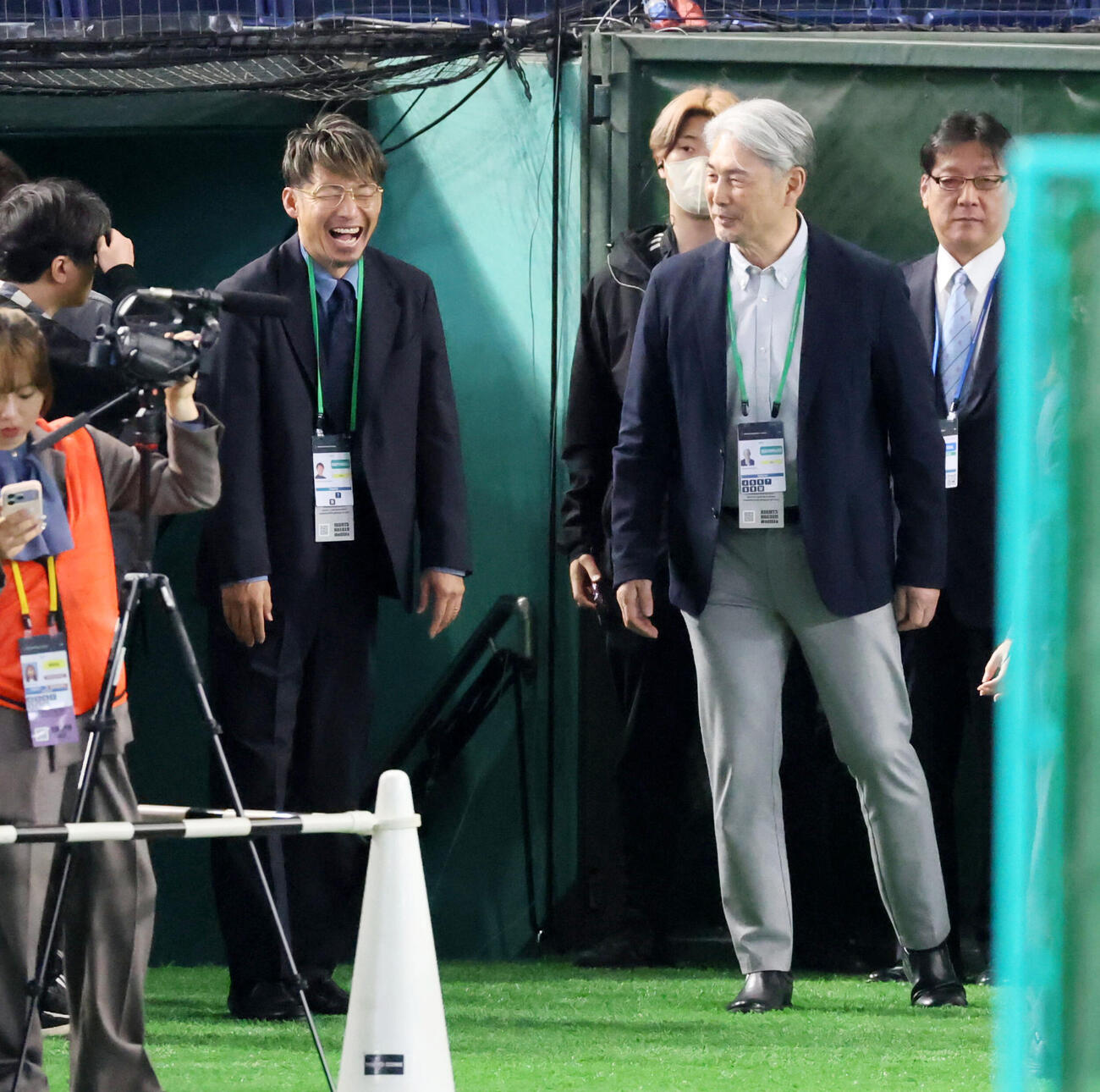 日本対韓国　練習を見学する鳥谷氏（左）と吉井氏（撮影・加藤哉）