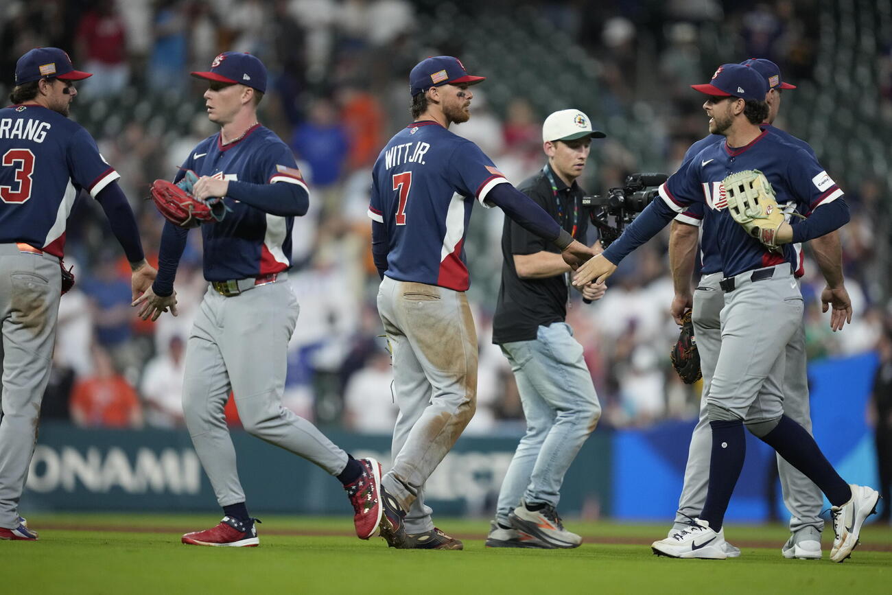 ブラジルに勝利し喜び合う米国ナイン（AP）