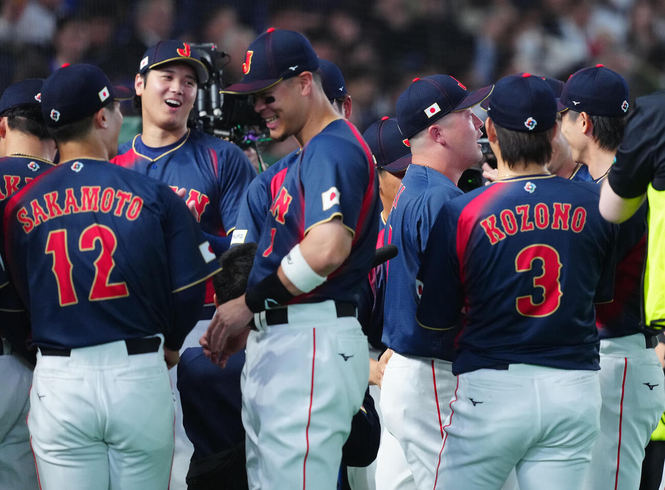 台湾対日本　試合前、円陣の声だしを務めた牧（右から3人目）（撮影・垰建太）