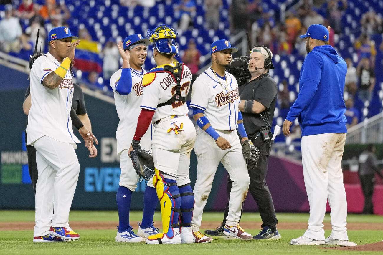 オランダに勝利し、タッチを交わすベネズエラの選手ら＝マイアミ（共同）