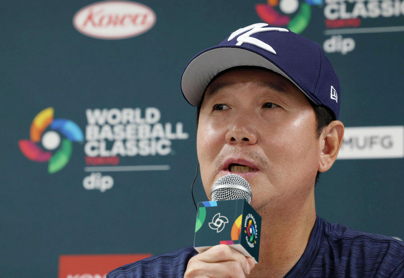 試合前、記者会見する韓国の柳志炫監督（読売新聞社提供）