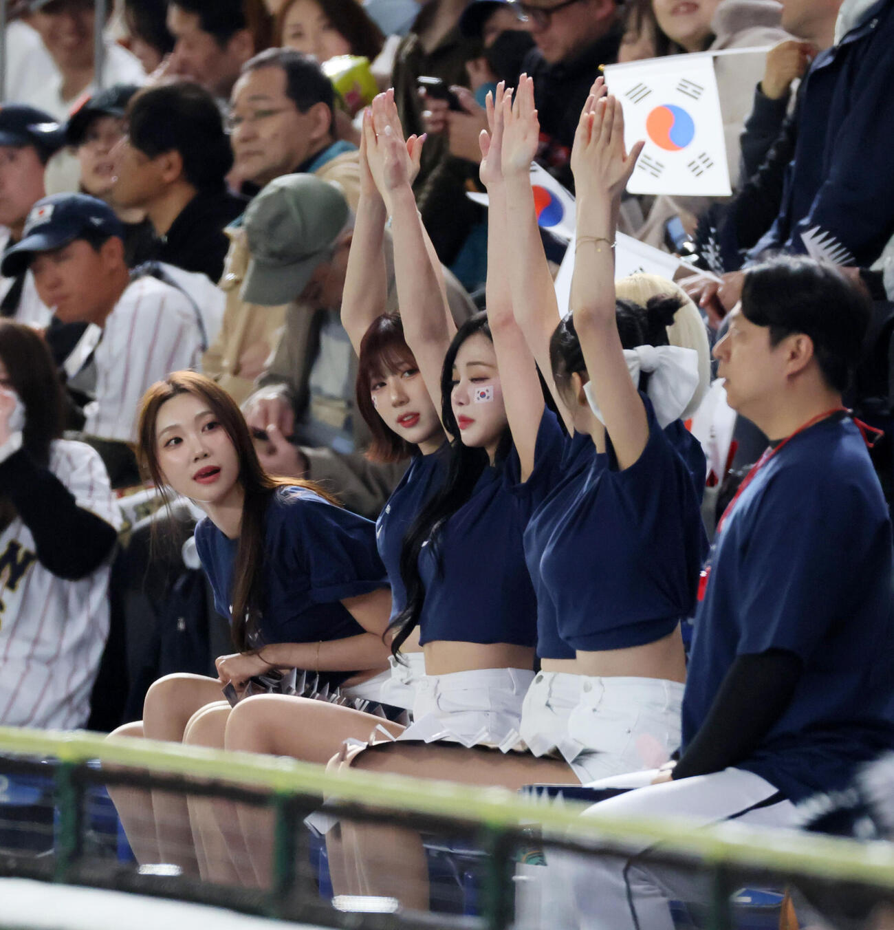 日本対韓国　試合前に振り付けの確認をする韓国チア（撮影・加藤哉）