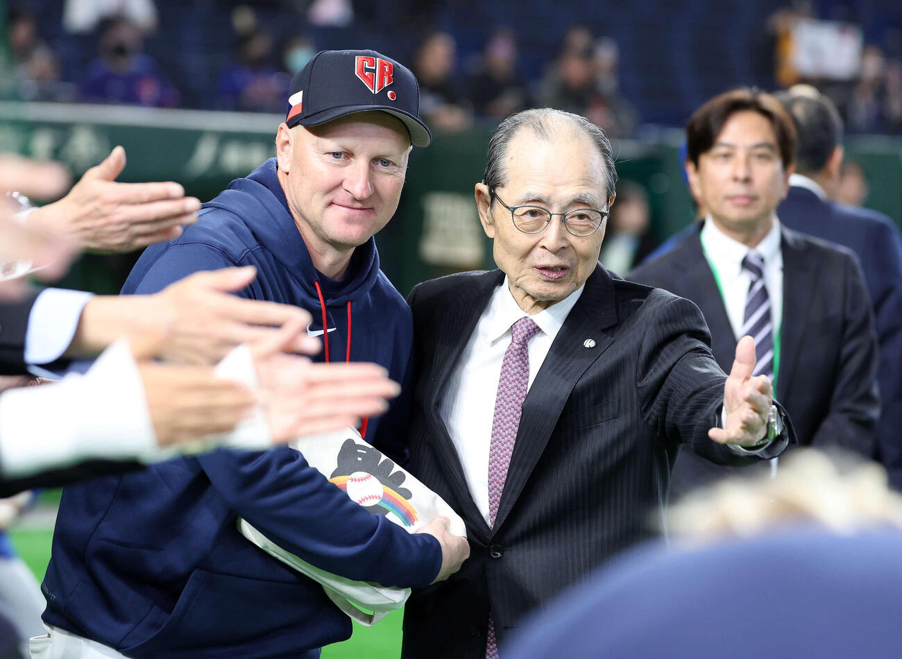 チェコ対台湾　試合前、写真に納まるチェコハジム監督（左）と王氏（撮影・鈴木正人）　