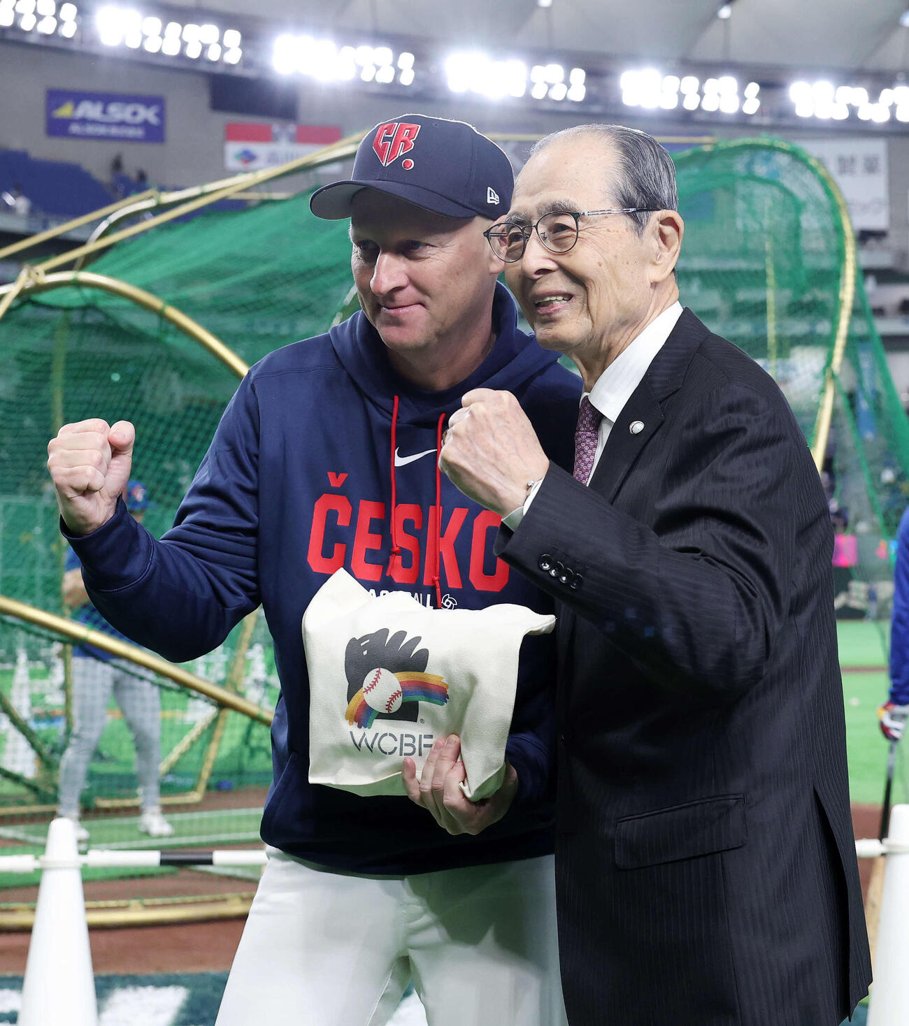 チェコ対台湾　試合前、写真に納まるチェコハジム監督（左）と王氏（撮影・鈴木正人）　