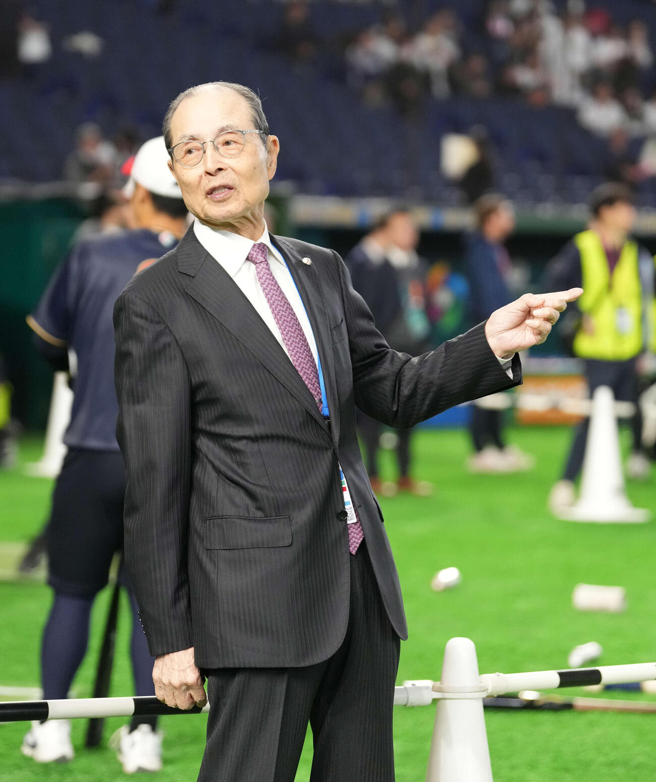 日本対韓国　試合前練習を見る王貞治氏（撮影・井上学）