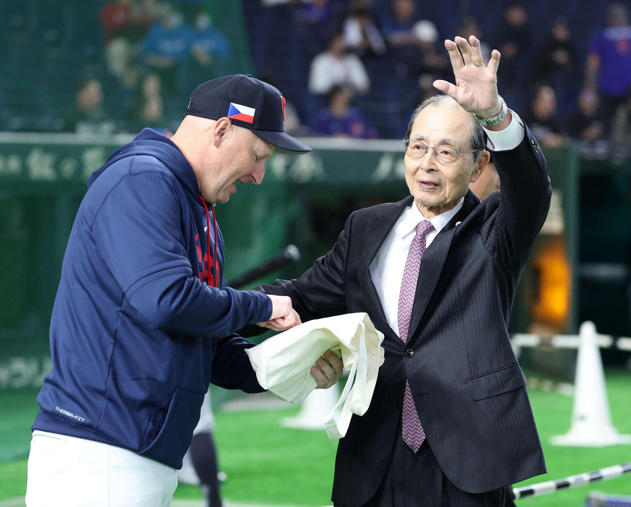 チェコ対台湾　試合前、チェコハジム監督（左）にプレゼントを渡す王氏（撮影・鈴木正人）　