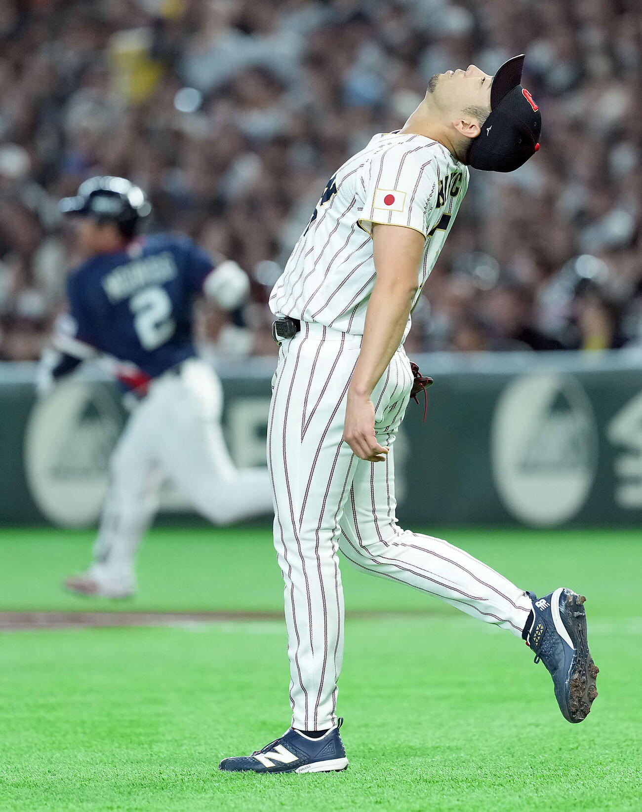 日本対韓国　1回表韓国2死一、二塁、文保景に2点適時打を浴び天を仰ぐ日本の先発菊池（撮影・たえ見朱実）