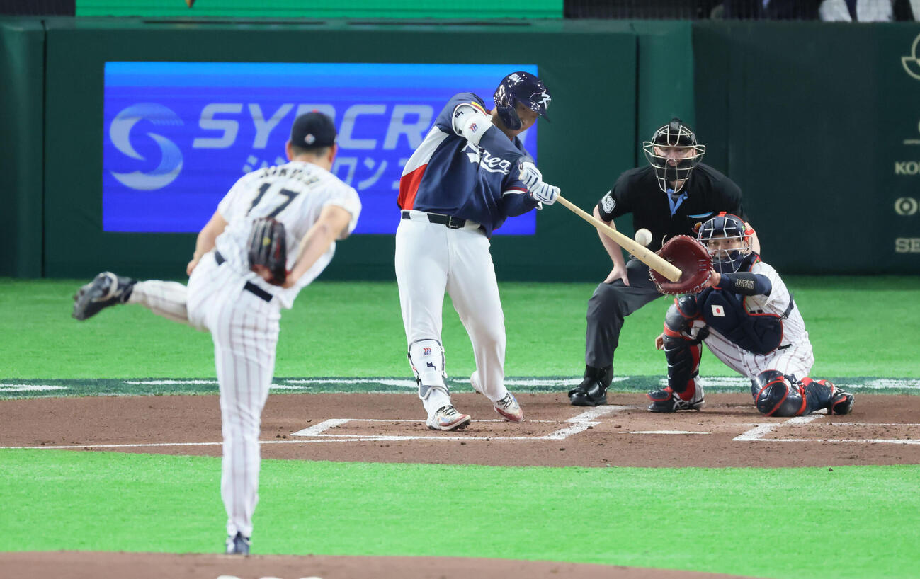 日本対韓国　1回表韓国2死一、二塁、文保景は中越え適時2点二塁打を放つ。投手菊池（撮影・加藤哉）