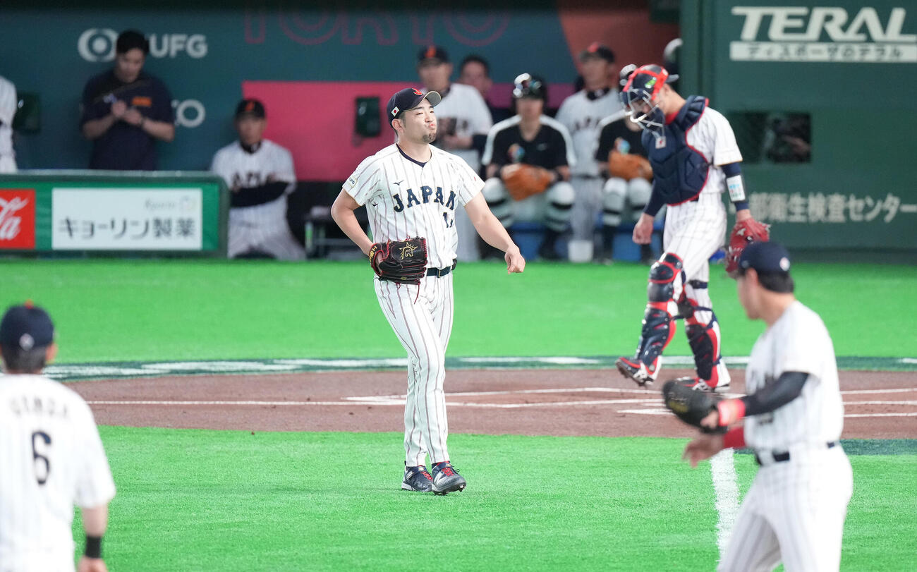 日本対韓国　1回表韓国無死一、三塁、李政厚に先制の適時打を浴び、浮かない表情の菊池（撮影・鈴木みどり）