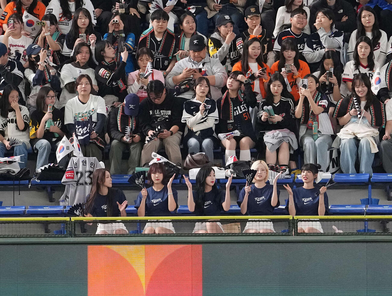 日本対韓国　韓国チア（撮影・井上学）