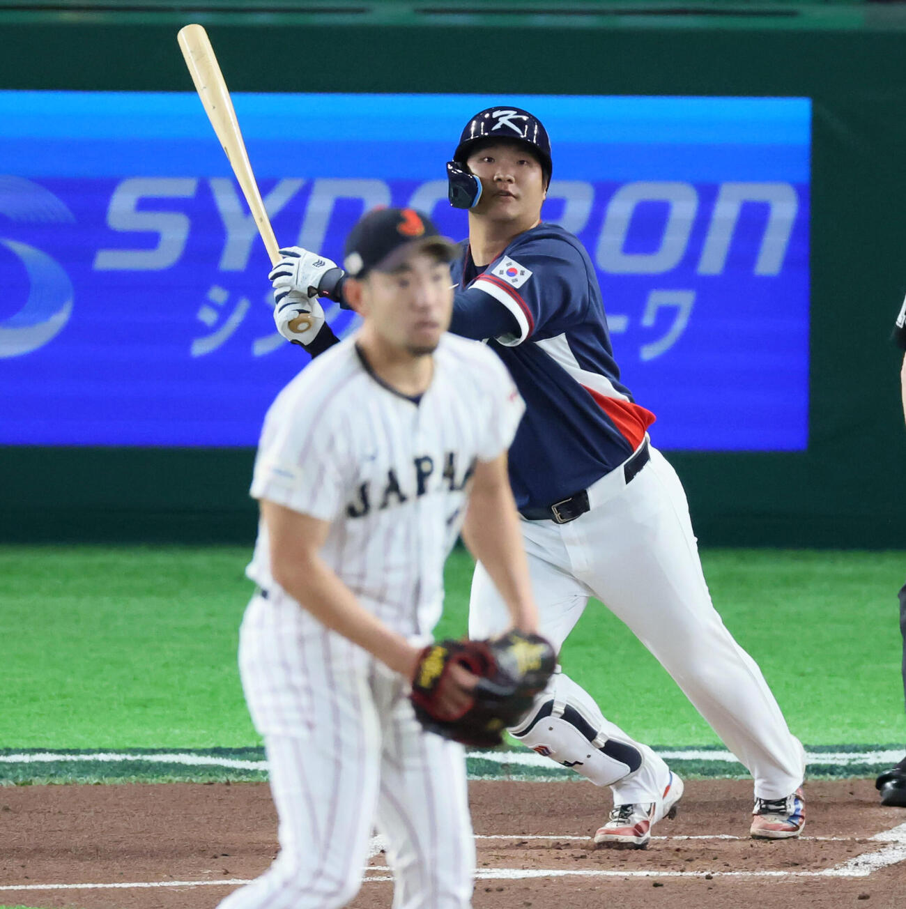 日本対韓国　1回表韓国2死一、二塁、文保景は中越え適時2点二塁打を放つ。投手菊池（撮影・加藤哉）