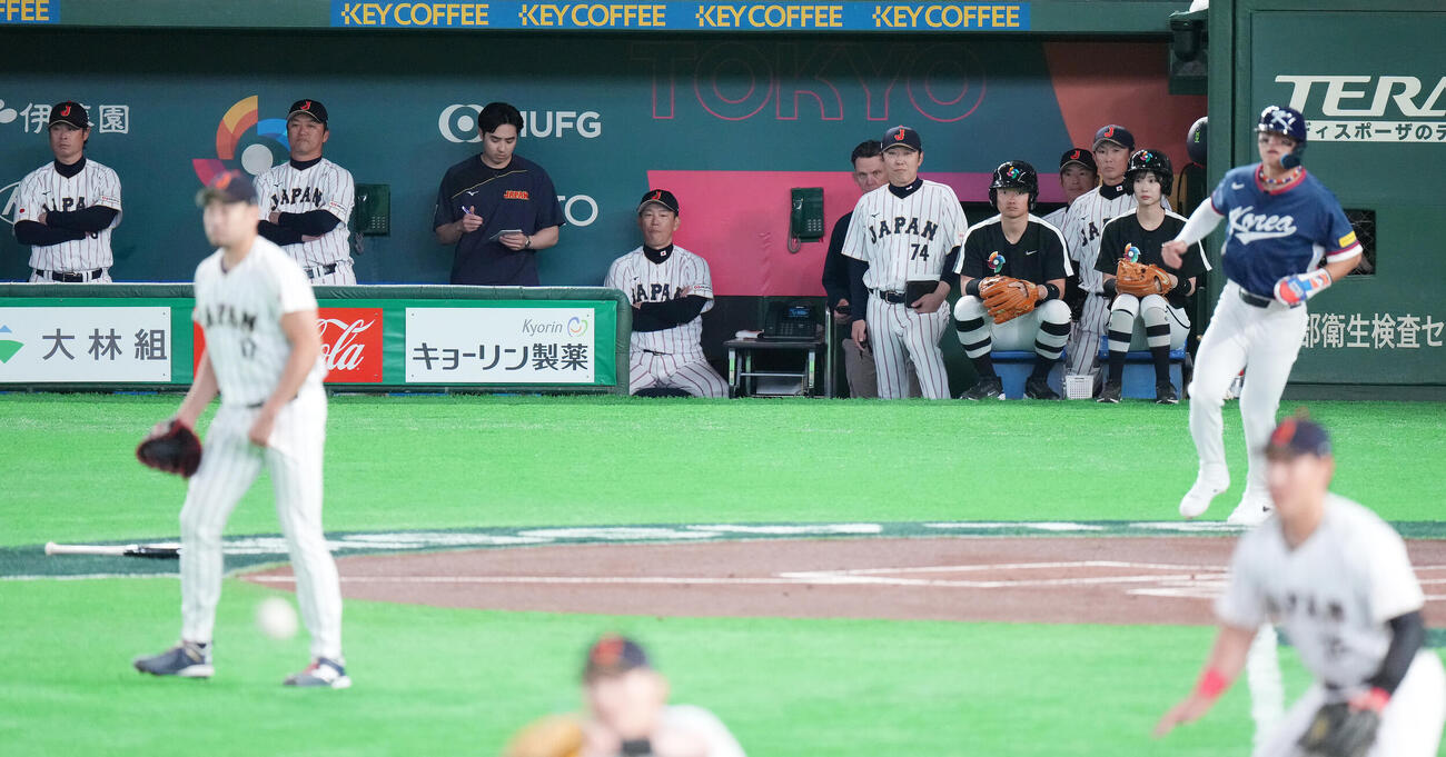 日本対韓国　1回表韓国無死一、三塁、李政厚に先制の適時打を浴び、浮かない表情の井端監督（中央）（撮影・鈴木みどり）
