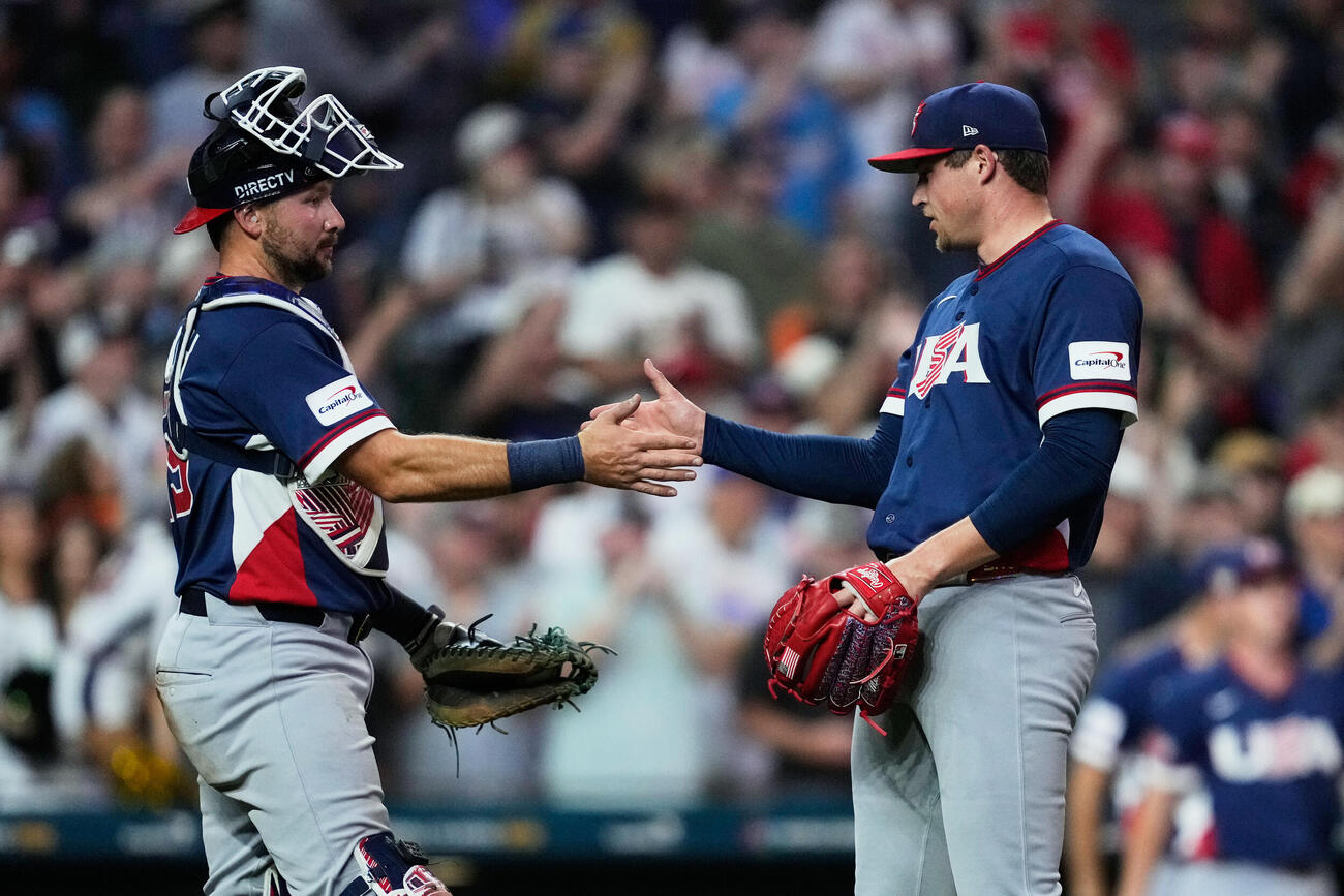 ブラジルに勝利し握手する米国代表のカル・レイリー（左）とメイソン・ミラー（AP）