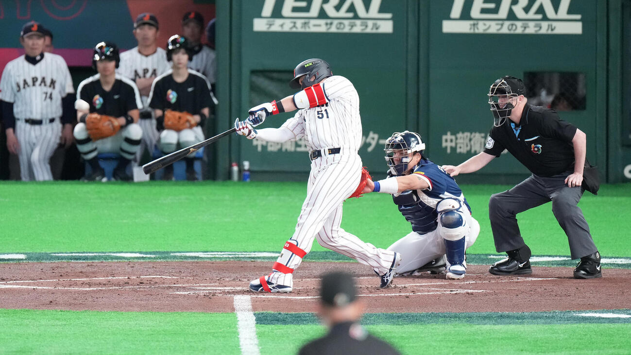 日本対韓国　1回裏日本1死二塁、2点本塁打を放つ鈴木（撮影・鈴木みどり）