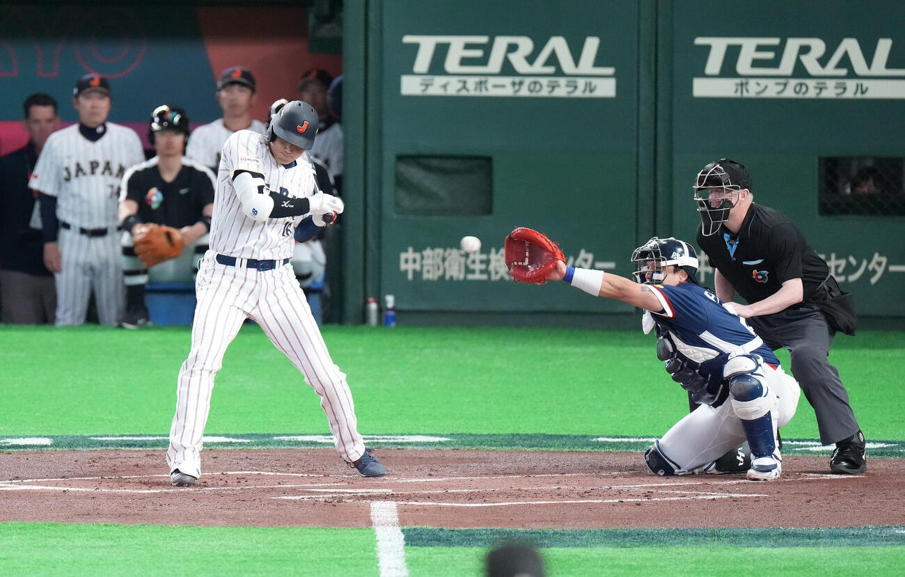 日本対韓国　1回裏日本無死、四球を選ぶ大谷（撮影・鈴木みどり）