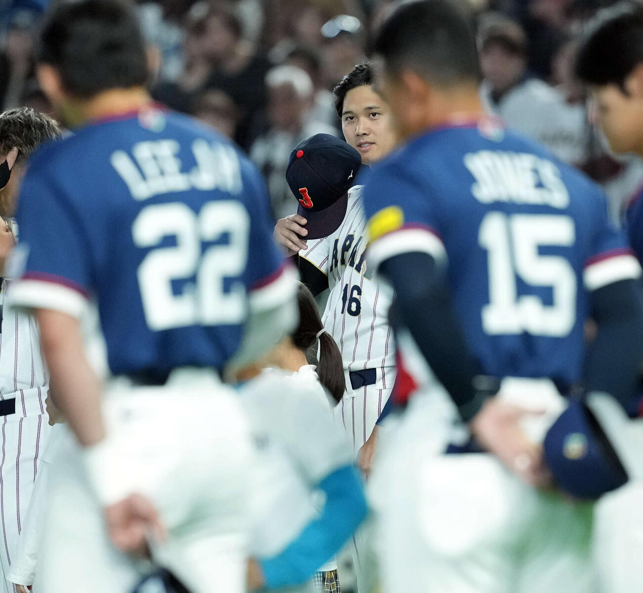 日本対韓国　相手選手に笑顔を見せる日本大谷（撮影・たえ見朱実）
