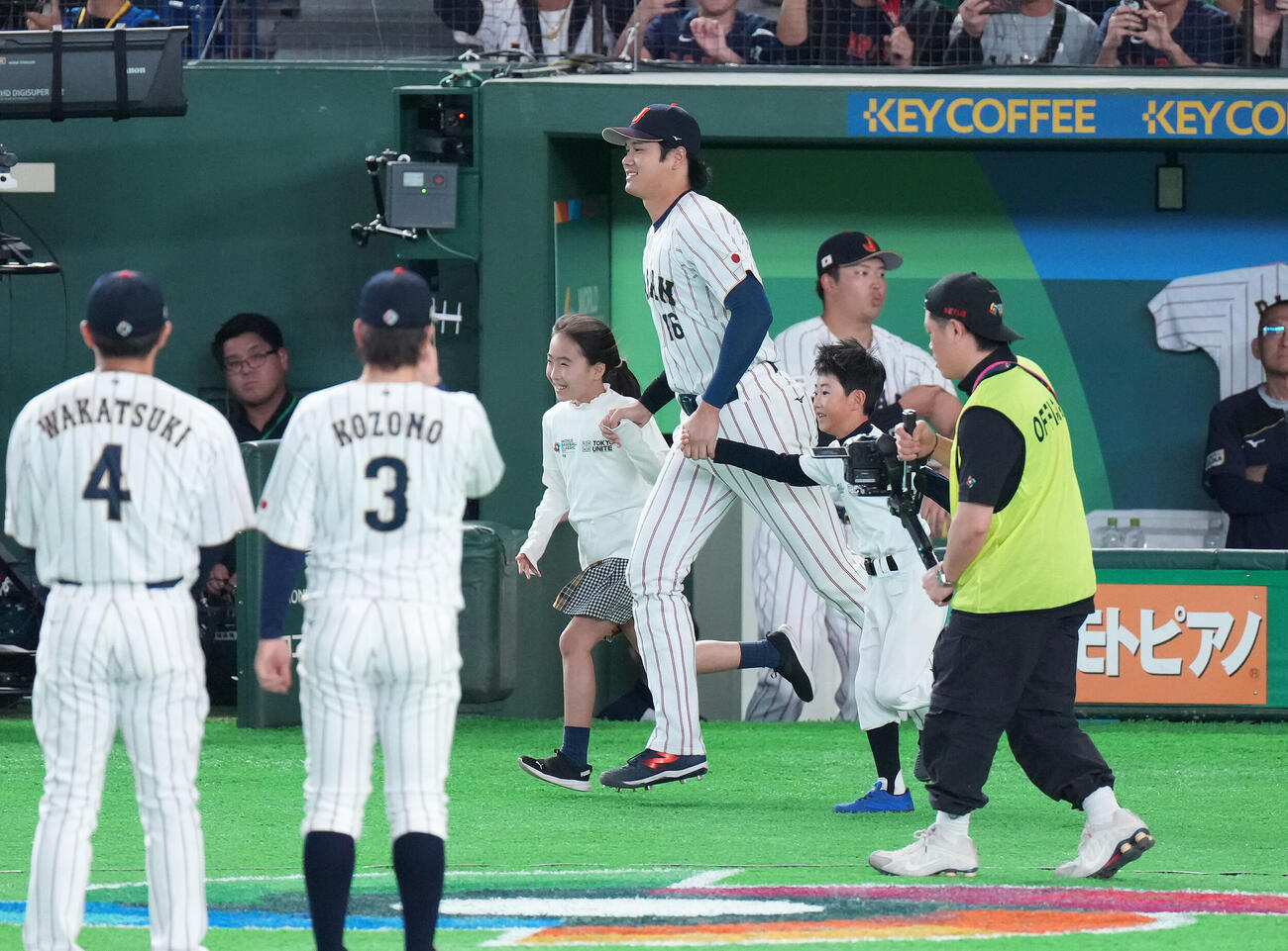 日本対韓国　試合前セレモニーで入場する大谷（撮影・鈴木みどり）