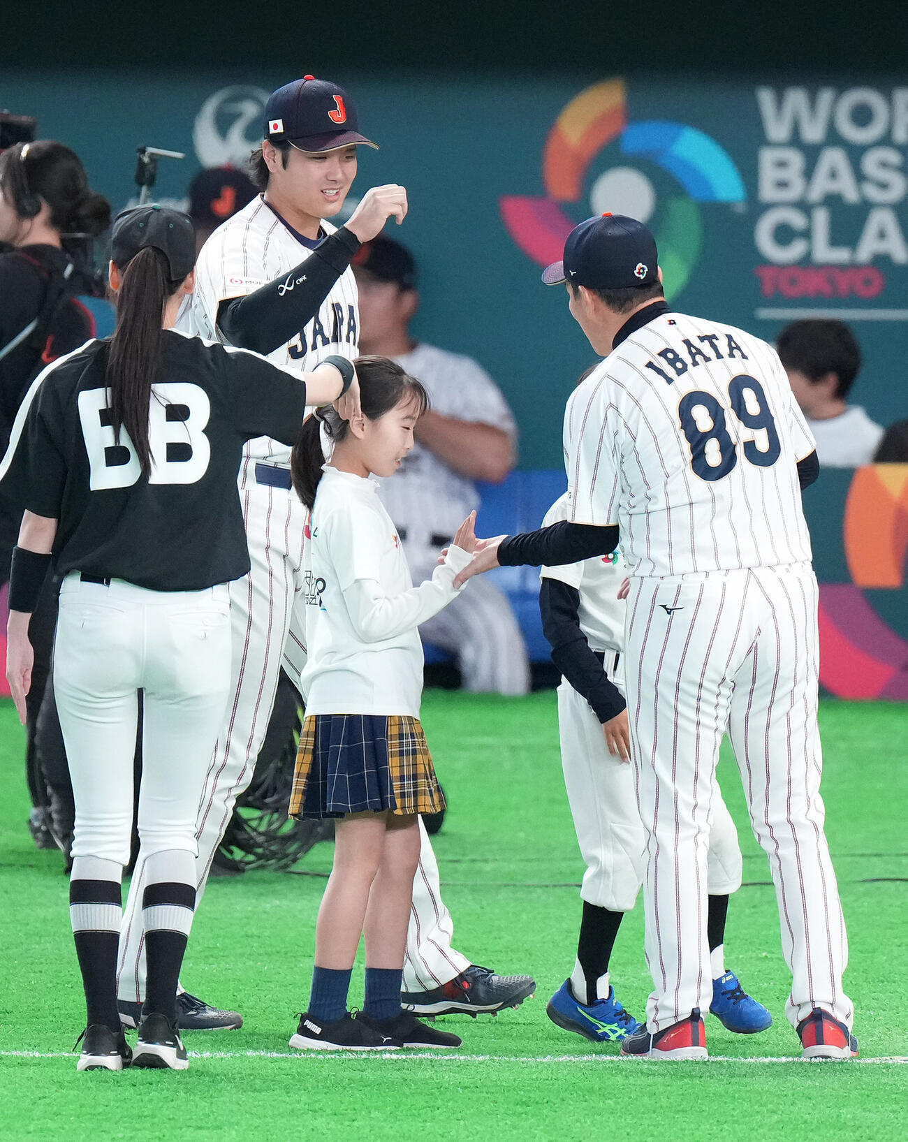 日本対韓国　試合前セレモニーで井端監督（右）とタッチを交わす大谷（撮影・鈴木みどり）