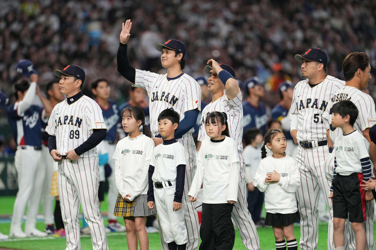 日本対韓国　スタンドに手を振る大谷（中央）氏（撮影・井上学）