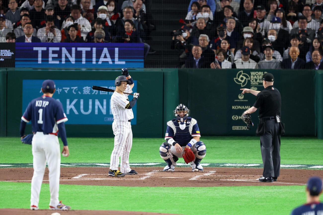 日本対韓国　1回裏日本無死一塁、近藤はピッチクロック違反をとられる。投手高永表（撮影・加藤哉）