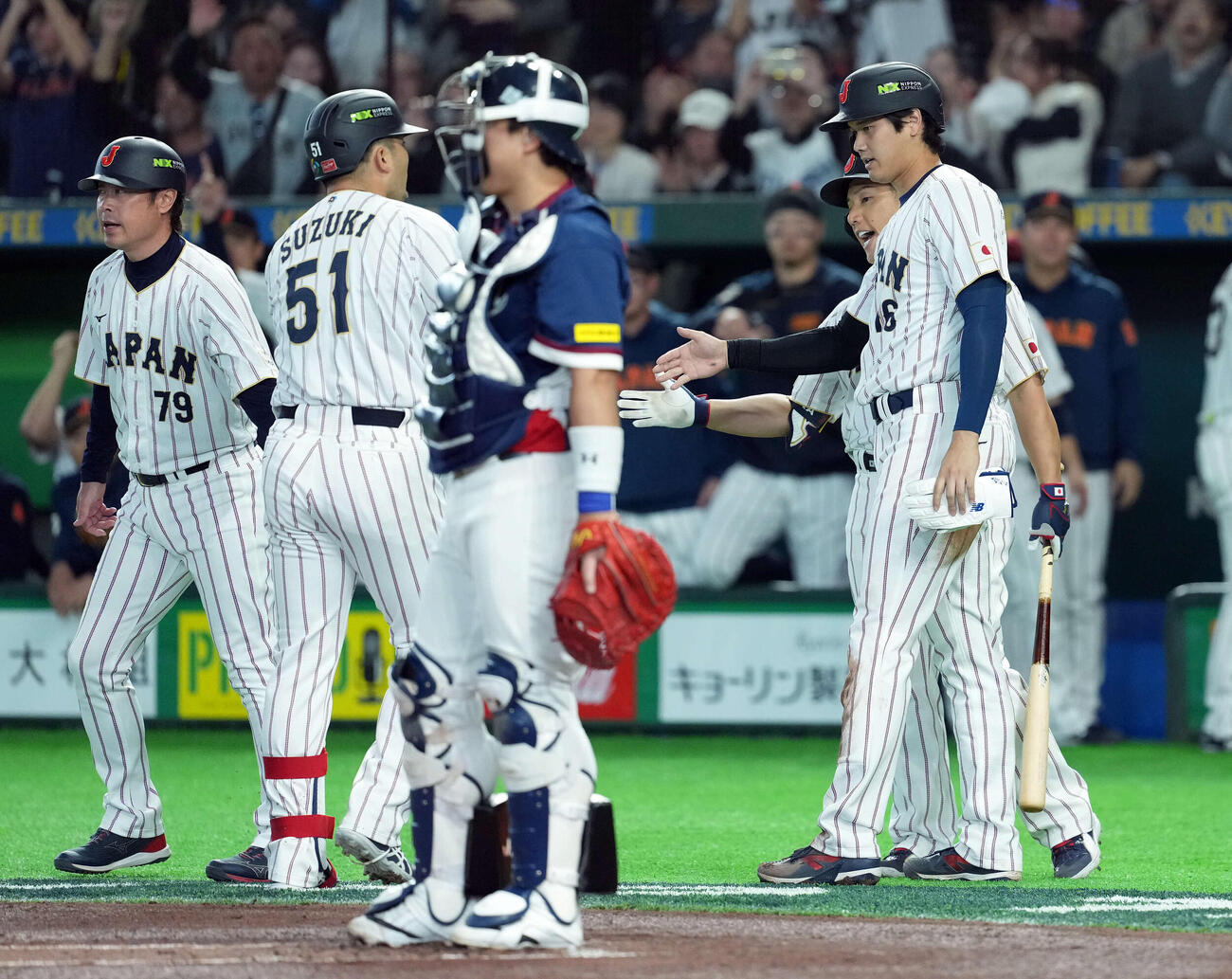 日本対韓国　1回裏日本1死二塁、右中間に2点本塁打を放った鈴木を迎える大谷（撮影・たえ見朱実）