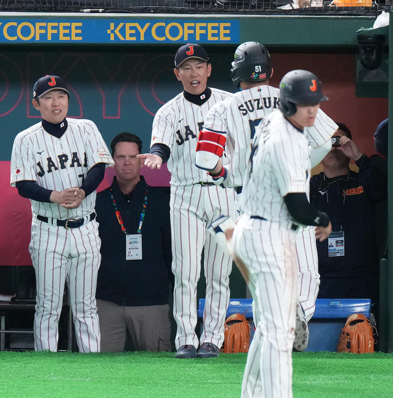 日本対韓国　1回裏日本1死二塁、2点本塁打を放った鈴木を迎える井端監督（中央）（撮影・鈴木みどり）
