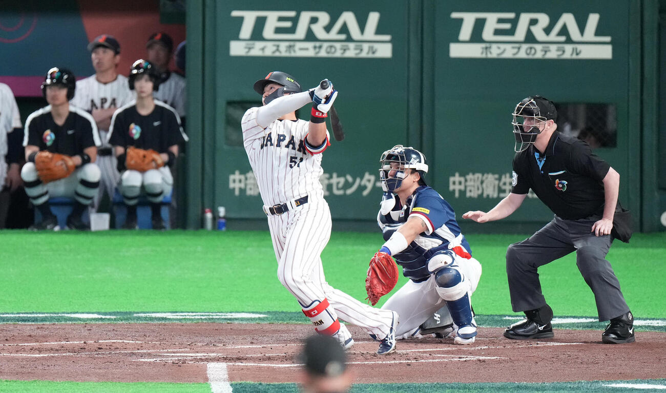 日本対韓国　1回裏日本1死二塁、2点本塁打を放つ鈴木（撮影・鈴木みどり）