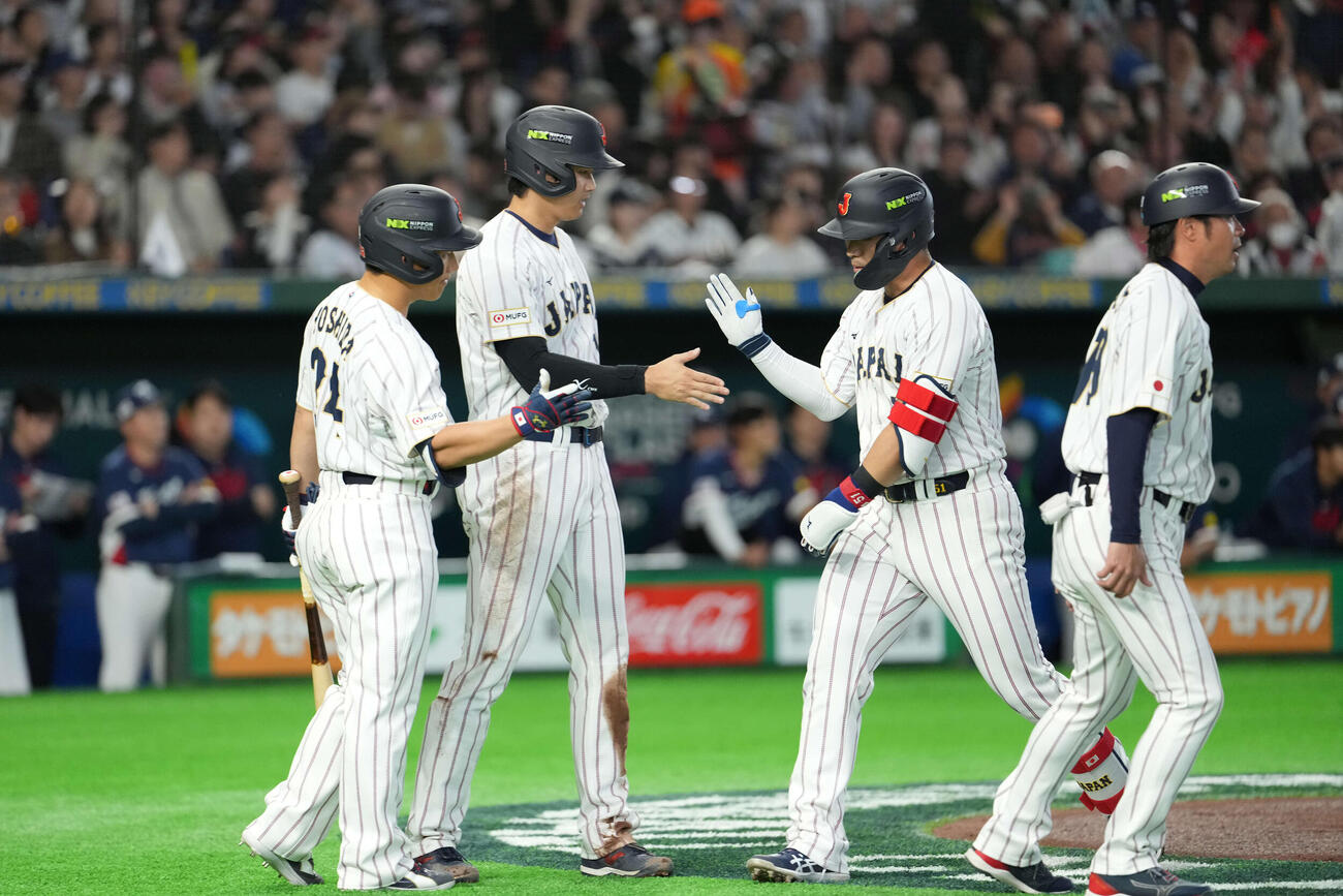日本対韓国　1回裏日本1死二塁、2点本塁打を放つ鈴木（右）と出迎える大谷（中央）（撮影・井上学）