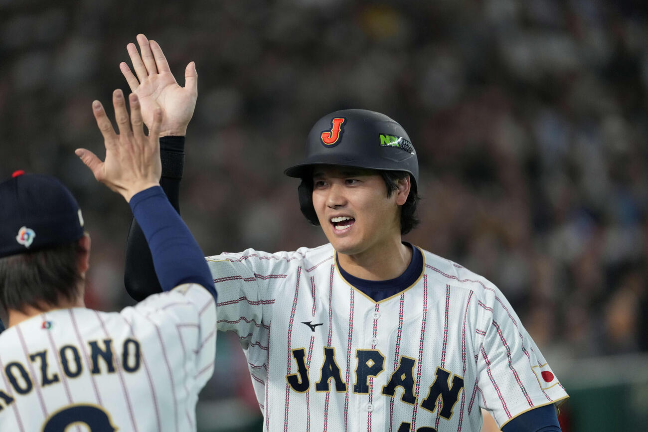 日本対韓国　1回裏日本1死二塁、鈴木の2点本塁打で生還する大谷（撮影・井上学）