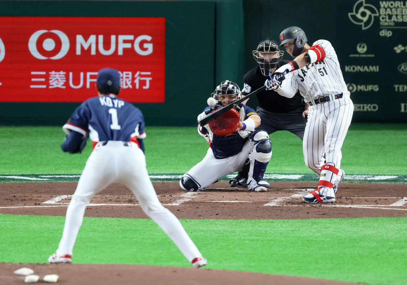 日本対韓国　1回裏日本1死二塁、鈴木は右中間越え2点本塁打を放つ。投手高永表（撮影・加藤哉）