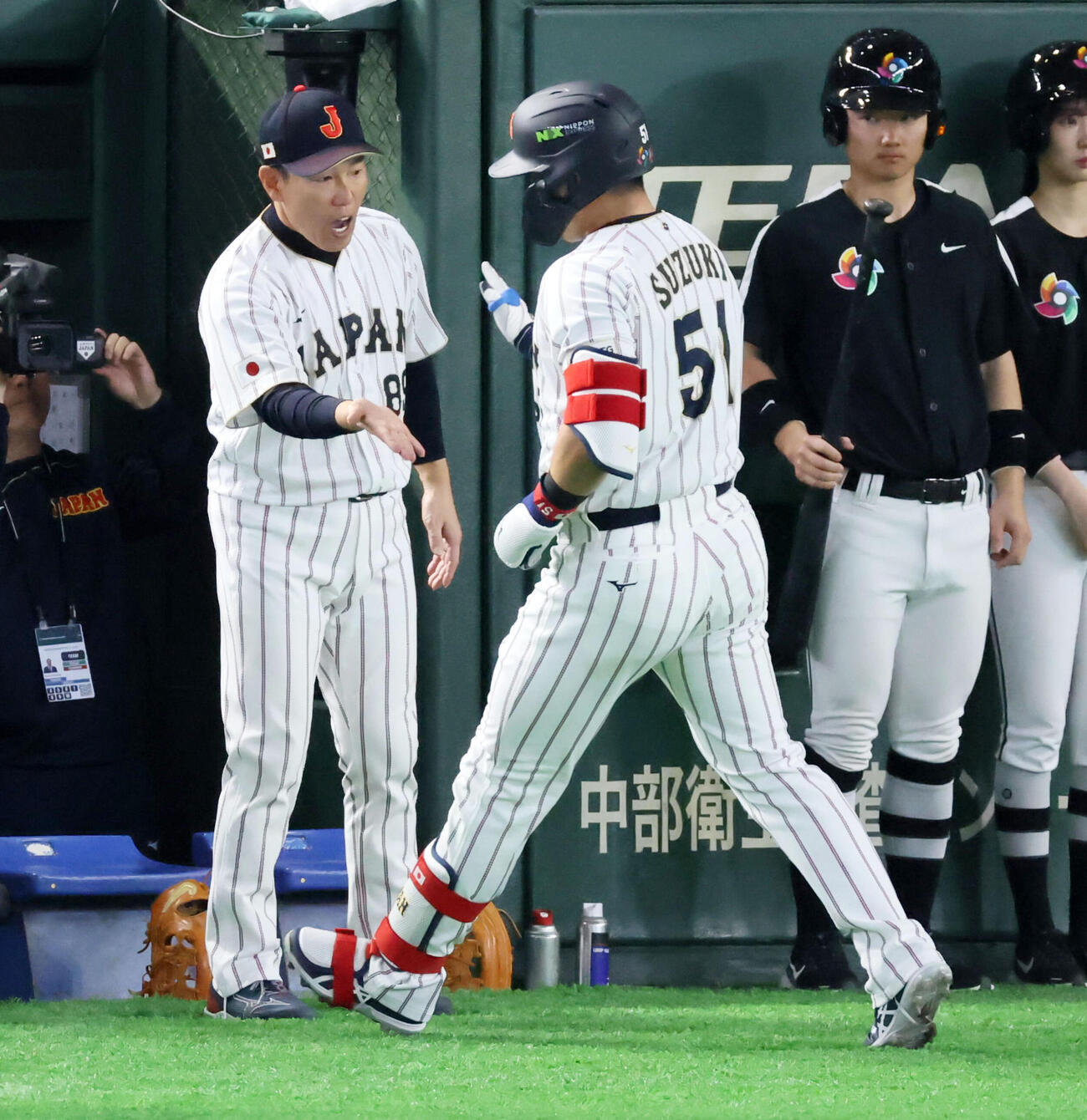 日本対韓国　1回裏日本1死二塁、鈴木は右中間越え2点本塁打を放ちベンチの井端監督（左）とタッチする（撮影・加藤哉）