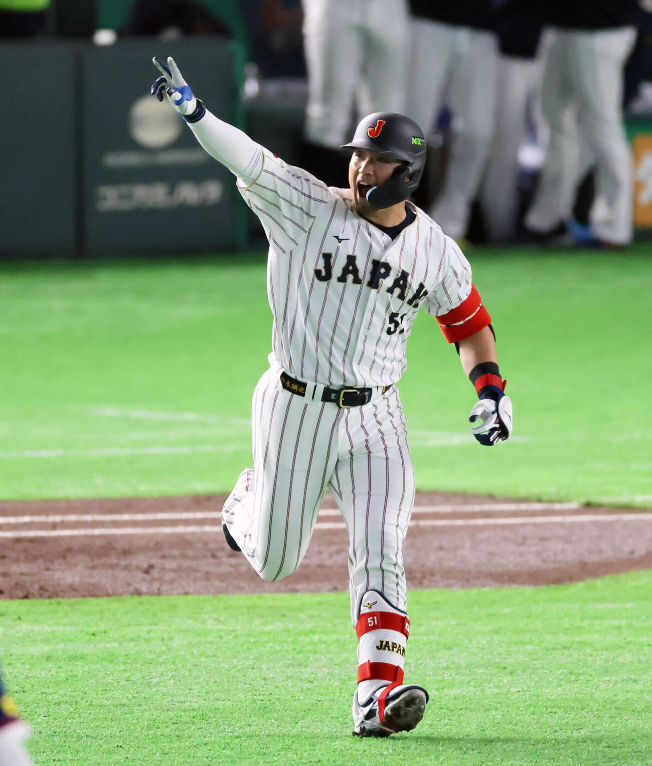 日本対韓国　1回裏日本1死二塁、鈴木は右中間越え2点本塁打を放ちスタンドに向かって腕を伸ばす（撮影・加藤哉）