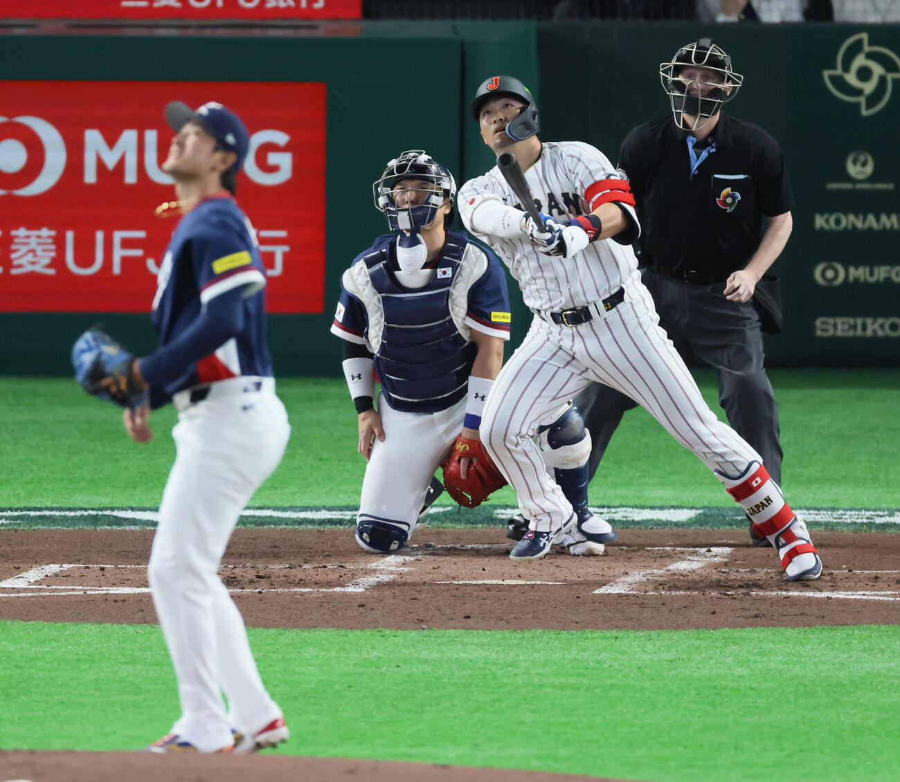 日本対韓国　1回裏日本1死二塁、鈴木は右中間越え2点本塁打を放つ。投手高永表（撮影・加藤哉）