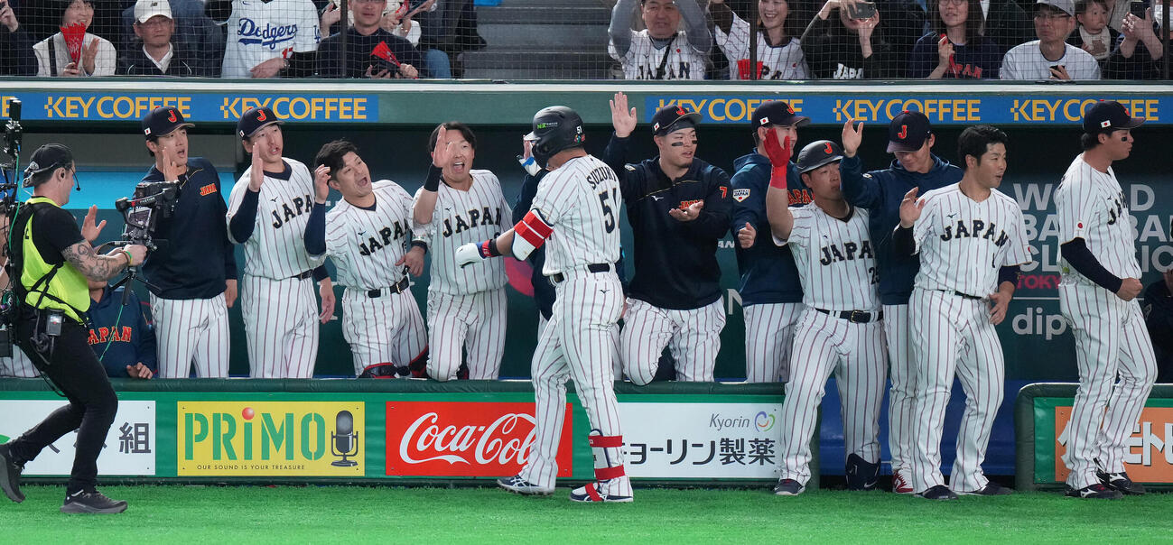 日本対韓国　1回裏日本1死二塁、2点本塁打を放った鈴木を迎えるベンチ（撮影・鈴木みどり）